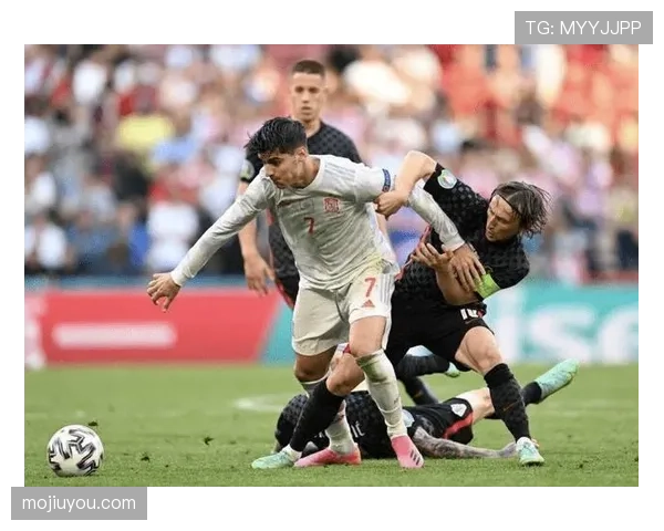 奥尔莫欧战淘汰赛关键表现解析：进攻创造力与战术适配性如何决定其高光时刻？