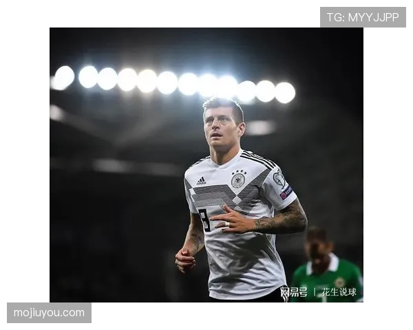 德容与莫德里奇的中场组织逻辑与节奏控制机制差异分析