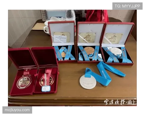 常园训练完随手啃鸡腿的样子，真不像个拿奥运金牌的